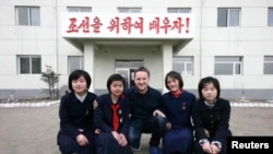 2012年在朝鲜的经济特区的一所学校,加拿大商人迈克尔·斯帕沃尔与女孩们合影。