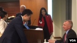 薄瓜瓜请《中国挑战》作者托马斯·克里斯藤森(Thomas J. Christensen,柯庆生)签名 (美国之音方冰拍摄)