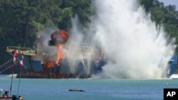 Indonesia đánh chìm tàu đánh cá bất hợp pháp ở ngoài khơi Pangandaran, Tây Java, ngày 14/3/2016.