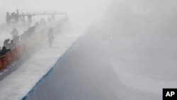 阵风扫过平昌冬奥会凤凰公园滑雪场女子U型场地资格赛的赛场。(2018年2月12日)