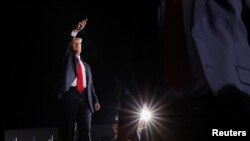 Tổng thống Mỹ Donald Trump ra dấu trong khi ông chuẩn bị rời khỏi cuộc tập hợp vận động tranh cử ở Macon, bang Georgia, ngày 16 tháng 10, 2020.