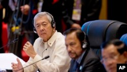 菲律宾外长雅赛(左)代表杜特尔特总统出席东盟美国峰会。(资料照片)