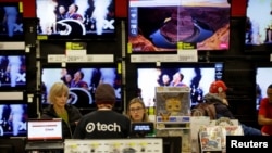 美国伊利诺斯州芝加哥市,顾客们在黑色星期五购物(2019年11月29日)。