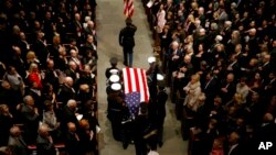 美国前总统乔治·H·W·布什的灵柩盖着国旗,由美国联合军种仪仗队抬着进入休斯敦的圣马丁教堂