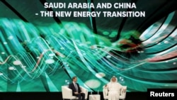 沙特能源部长阿卜杜拉齐兹亲王(右)2023年6月11日出席中国-阿拉伯商业会议。(路透社)