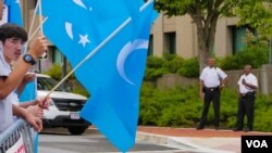 资料图片-2014年8月3日,维吾尔示威者在位于华盛顿的中国大使馆前抗议中国政策。