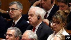 加拿大驻中国大使麦家廉(中)2018年12月18日在人民大会堂出席改革开放40周年纪念活动(美联社)