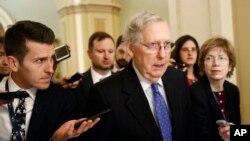 参议院多数党领袖麦康奈尔在国会山与记者交谈。(2019年12月19日)