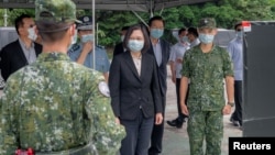 台湾总统蔡英文视察一个没有透露地点的防空导弹基地。(2020年9月11日)