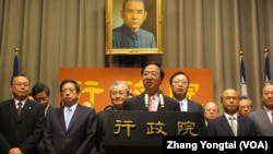 台湾行政院长江宜桦率领阁员反驳倒阁案(美国之音张永泰拍摄)