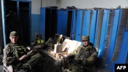 在顿涅茨克国际机场,亲俄武装分离分子在休息