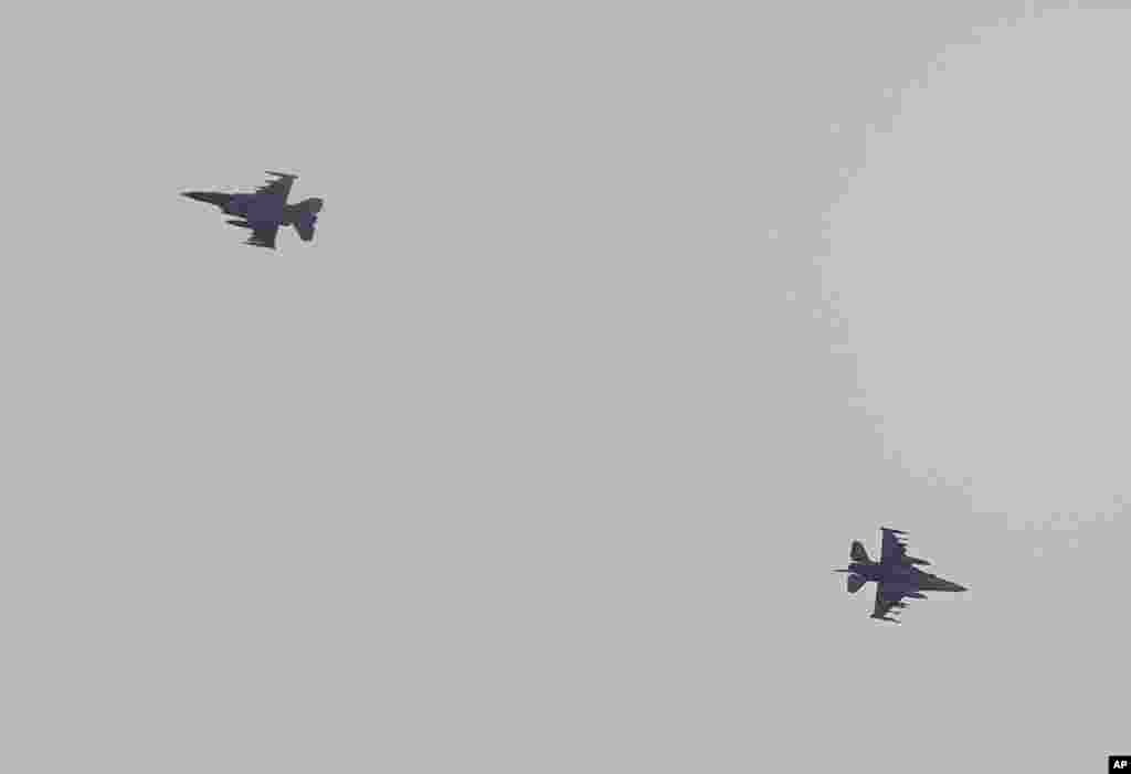 Phi cơ chiến đấu của Mỹ thực hiện các vụ không kích phe chủ chiến Nhà nước Hồi giáo ở Kobani, ngày 19/10/2014.