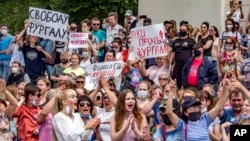 俄罗斯哈巴罗夫斯克边疆区民众举行反政府抗议示威,要求释放当地行政首脑福尔加尔。(2020年7月11日)