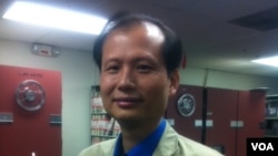 因打假而名声大振的中国科普作家方舟子近日做客美国之音,接受了专访 (美国之音海涛拍摄)