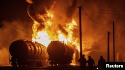 乌克兰顿涅茨克地区的油罐车在俄罗斯的攻击中起火燃烧。(2023年10月31日路透社照片)