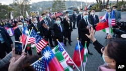 资料照片:台湾副总统赖清德出访中美洲国家洪都拉斯参加新总统西奥玛拉·卡斯特罗就职典礼时在美国洛杉矶过境向支持者挥手致意。(2022年1月25日)