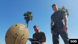 美国海军陆战队员利用太空资源传递作战信息(美国国防部长照片)