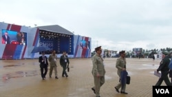 巴基斯坦三军参谋长(前排左一)与其他俄军军官在去年夏季的莫斯科武器展上。