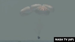 两名美国宇航员乘坐“龙”飞船安全溅落到墨西哥湾(2020年8月2号)。