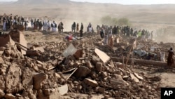 阿富汗西部地区星期六(10月7日)发生一次强震,死亡人数目前已经超过2000.地震导致1300多栋房屋完全被摧毁。