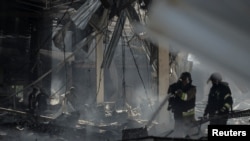 俄军袭击乌克兰顿涅茨克州康斯坦丁尼夫卡的一处购物中心后,消防人员和警察在现场工作。(2024年8月9日)