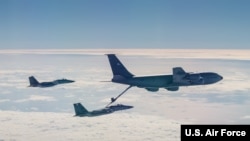 美国空军2020年1月10日在西太平洋上空练习空中加油(美国空军照片)