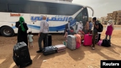 在苏丹,人们携家带眷准备逃离苏丹武装部队与反政府军快速支援部队之间的武装冲突