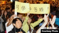 市民为学联代表打气(苹果日报图片)