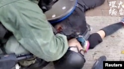 一名18岁香港反送中抗议者被警察发射的子弹打中倒在地上。(2019年10月1日)