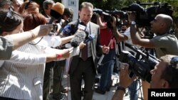 Phóng viên báo chí vây quanh Bộ trưởng Tài chính Hy Lạp Yannis Stournaras khi ông văn phòng Thủ tướng ở Athens