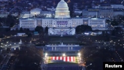 美国总统就职仪式所在的国会大楼夜景(路透社2021年1月18日)