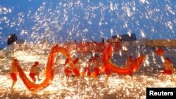 Các vũ công biểu diễn điệu nhảy rồng lửa đón năm Quý Tỵ tại một công viên ở Bắc Kinh, ngày 10/2/2013.