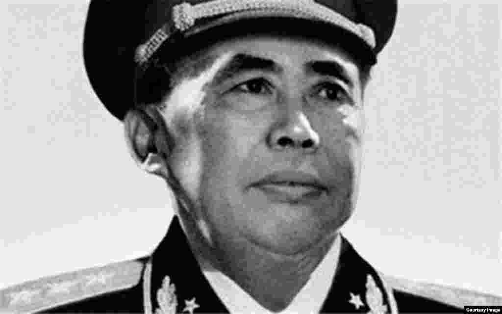 谢富治,在中共于1965年取消军衔之前,他是上将。他在文革时当过公安部长,国务院副总理,北京军区第一政委兼北京卫戍区第一政委、北京市革命委员会主任。他在文革中整人太多而积怨甚深。他在1972年病亡,1980年被定为林彪、江青反革命集团主犯,开除中共党籍。