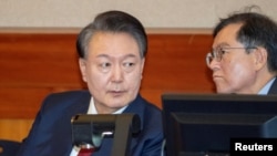 遭弹劾的韩国总统尹锡悦亲自出席首场庭前会议。(路透社:2025年2月20日)