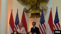 Divers dressed in penguin costumes perform with a school of fish as part of the New Year and winter vacation season's events at the Coex Aquarium in Seoul, South Korea.