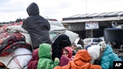 Цивільні тікають з Ідлібу, прямуючи до кордону з Туреччиною, 15 лютого 2020 року