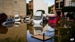 西班牙东部遭遇毁灭性洪灾,巴伦西亚市区的汽车漂浮于洪水中,水退后清理不易。(美联社:2024年10月31日)