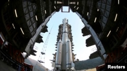 2013年12月1日，四川西昌卫星发射中心，携带嫦娥3号登月探测器的中国长征3B火箭在卫星发射器上待命发射。（资料照）