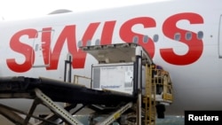 中国制造的新冠疫苗装在冰柜里抵达巴西圣保罗的国际机场。(2020年12月3日)