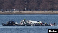 一架美国航空公司客机与一架美国陆军黑鹰直升机相撞后,紧急救援人员2025年1月30日在华盛顿波托马克河中打捞残骸。