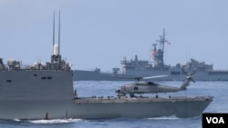 台湾4月13日的军演中舰载机S-70反潜直升机起飞 (美国之音记者杨明拍摄)