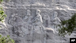 2015年23月23日的照片显示,在加利福尼亚州的石山有南方邦联领导人杰斐逊·戴维斯和军事领导人汤玛斯·“石墙”·杰克逊将军与罗伯特·李将军的石像。有人主张拆除这个石像。