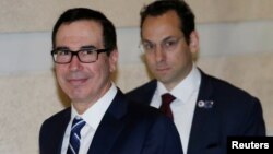 在北京参加美中高级别贸易谈判的美财政部长姆努钦星期三离开北京的一家酒店。(2019年2月13日)