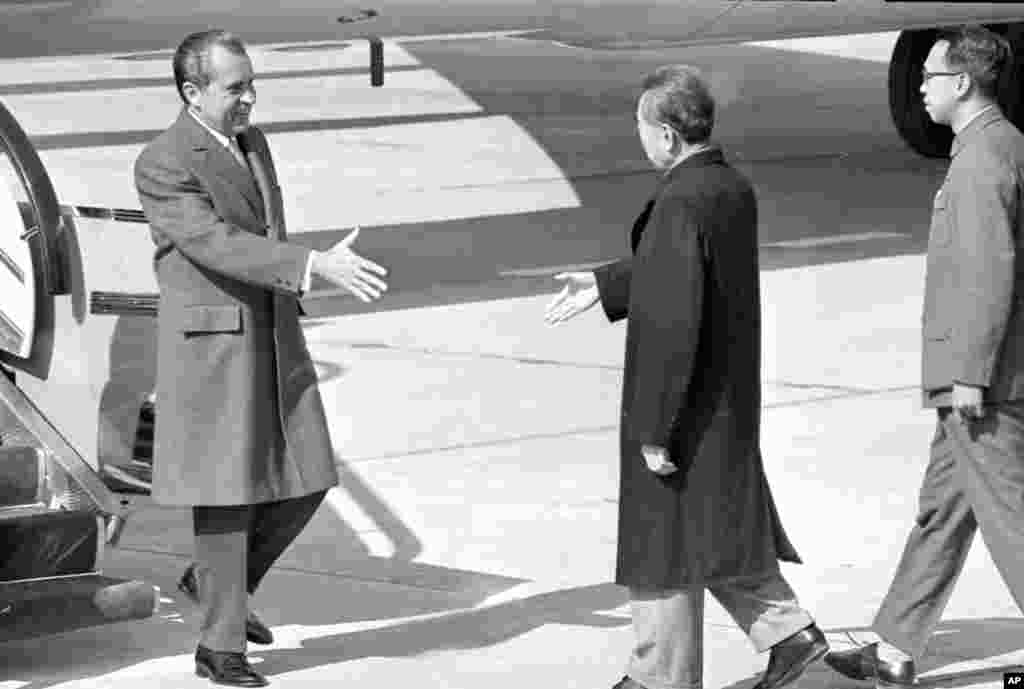 1972年2月21日美国总统尼克松在北京机场下飞机,向中国总理周恩来伸出手来。随行的美国哥伦比亚广播公司CBS记者伯纳尔•卡尔布说:尼克松访问前几年曾经发生美国国务卿拒绝跟中国外交官握手的事件,让中国人民觉得被羞辱,所以随行采访的记者要看看尼克松这一次怎么跟周恩来握手。卡尔布说:“在机场等候的我们一直关注两国领导人的握手。尼克松在飞机上就开始练习,下了飞机在旋梯上,他像这样,跟人握手。”