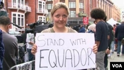 Người biểu tình ủng hộ ông Assange bên ngoài Ðại sứ quán Ecuador ở London