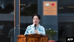 台湾总统赖清德即将结束上任以来首次出访,面对中国可能以军演回应,赖清德呼吁北京“举起拳头不如张开双手”。(法新社:2024年12月6日)