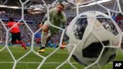 Phản ứng của thủ thành Đức Manuel Neuer sau khi Kim Young-gwon của Hàn Quốc ghi bàn đầu tiên hôm 27/6 ở sân vận động Kazan.