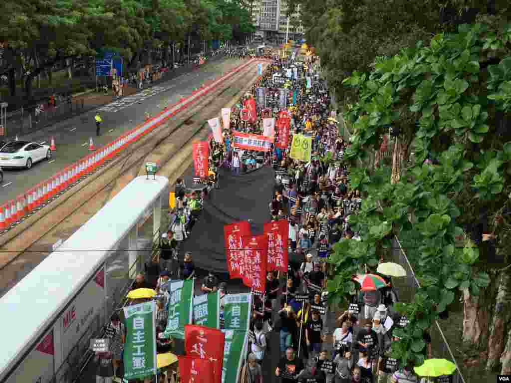 香港几十个政党和团体在中国十一国庆当天下午,举行反威权大游行,抗议政治打压,要求律政司司长袁国强下台。数以万计的港人走上街头,表达反对他们看来的来自北京和香港特区政府的威权打压。