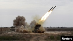 伊拉克保安部队在提克里特前线向伊斯兰国激进分子发射火箭弹 (资料照片 2015年3月28日)