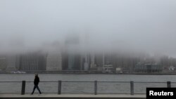 纽约布鲁克林大桥上的行人。(2020年3月20日)